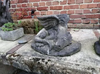 Liegender Drache auf Stein, die Länge beträgt etwa 50 cm. Antike Ausführung, gepresster Stein 